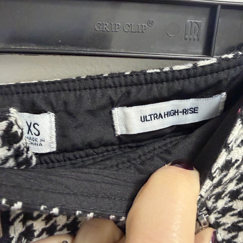 Hollister Black and White Mini Skirt - Picture 9 of 11